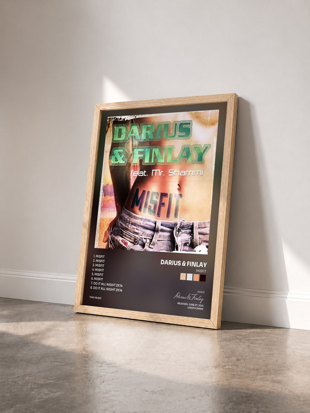 #bois Tableau de l'album Misfit de Darius & Finlay vu de trois quarts, cadre en bois brut