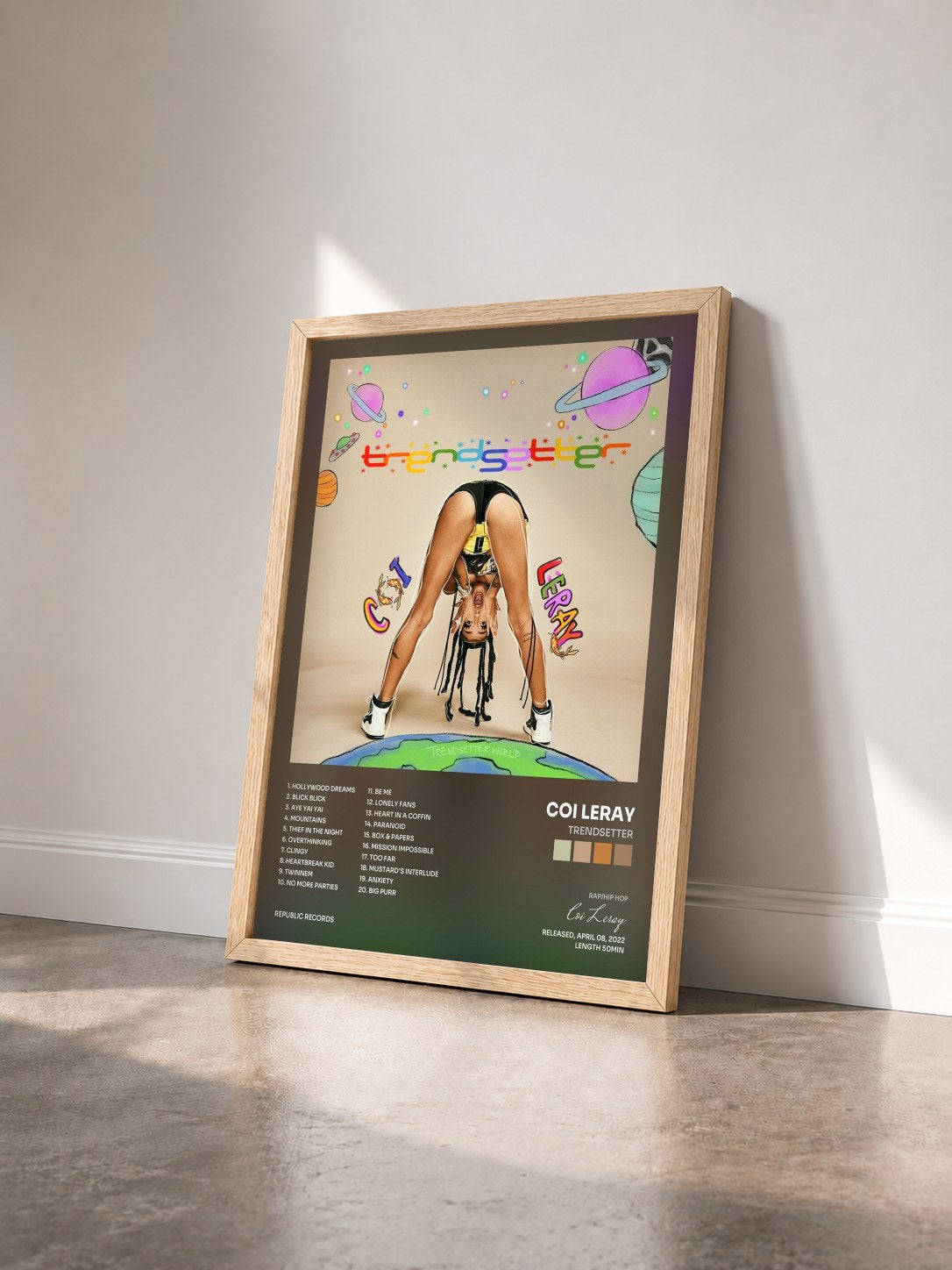 #bois Tableau de l'album Trendsetter de Coi Leray vu de trois quarts, cadre en bois brut