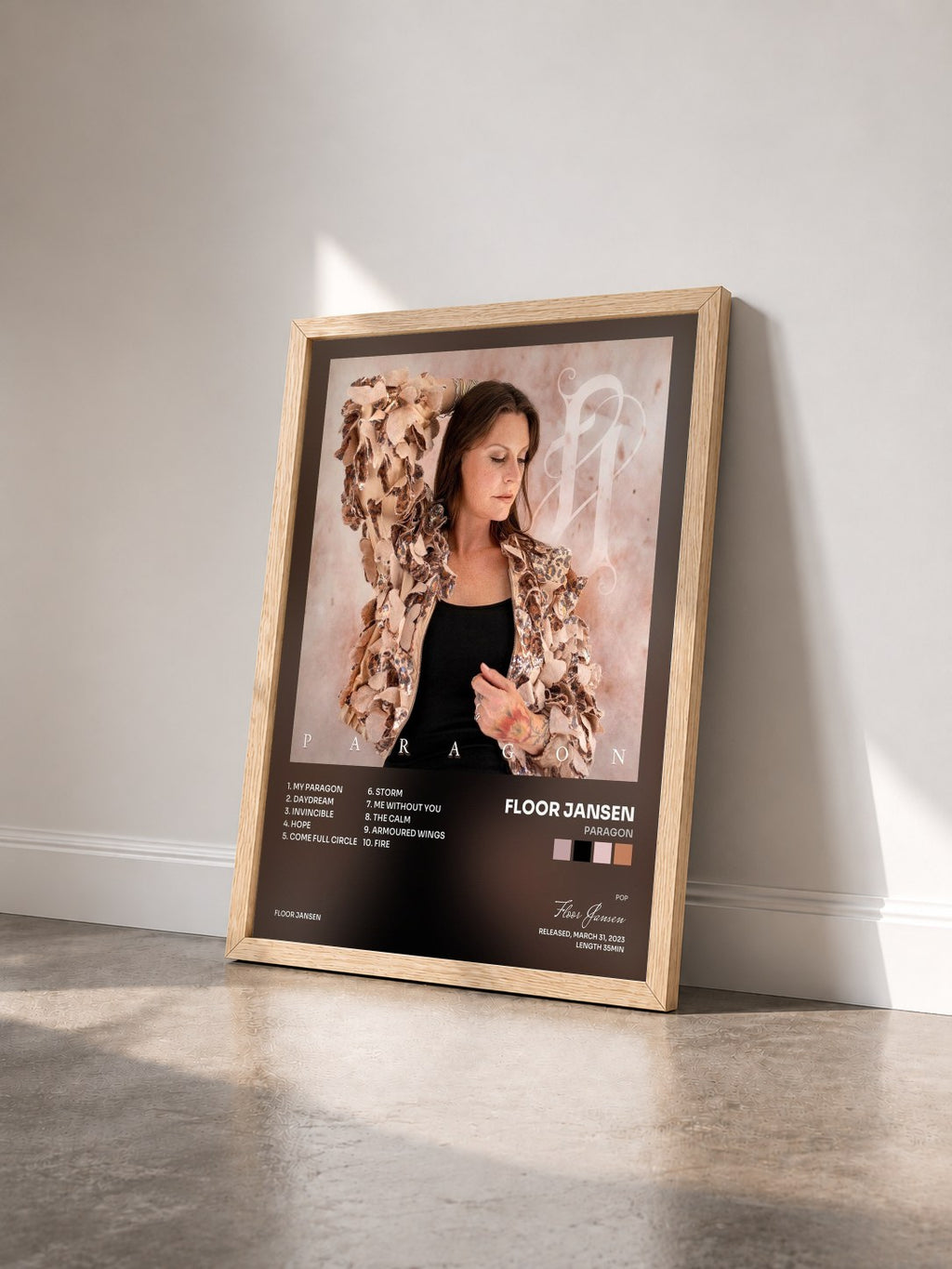 #bois Tableau de l'album Paragon de Floor Jansen vu de trois quarts, cadre en bois brut