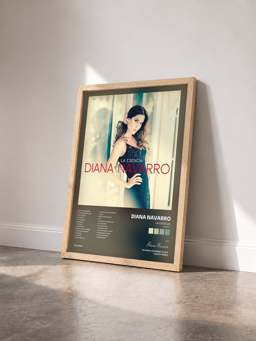 #bois Tableau de l'album La Esencia (Premium) de Diana Navarro vu de trois quarts, cadre en bois brut