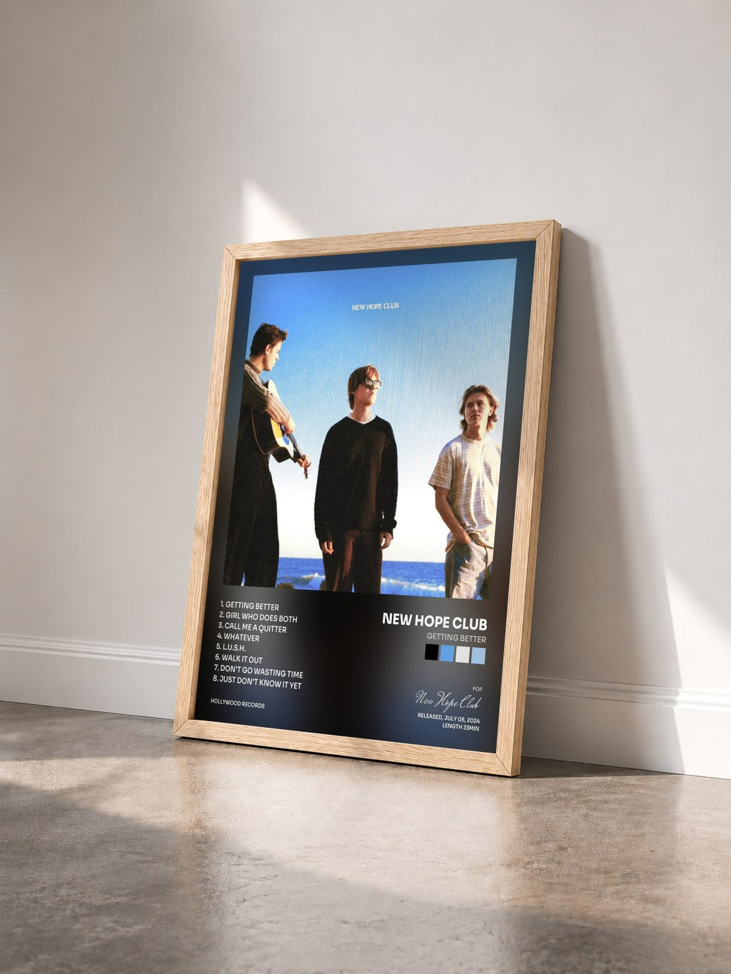 #bois Tableau de l'album Getting Better de New Hope Club vu de trois quarts, cadre en bois brut