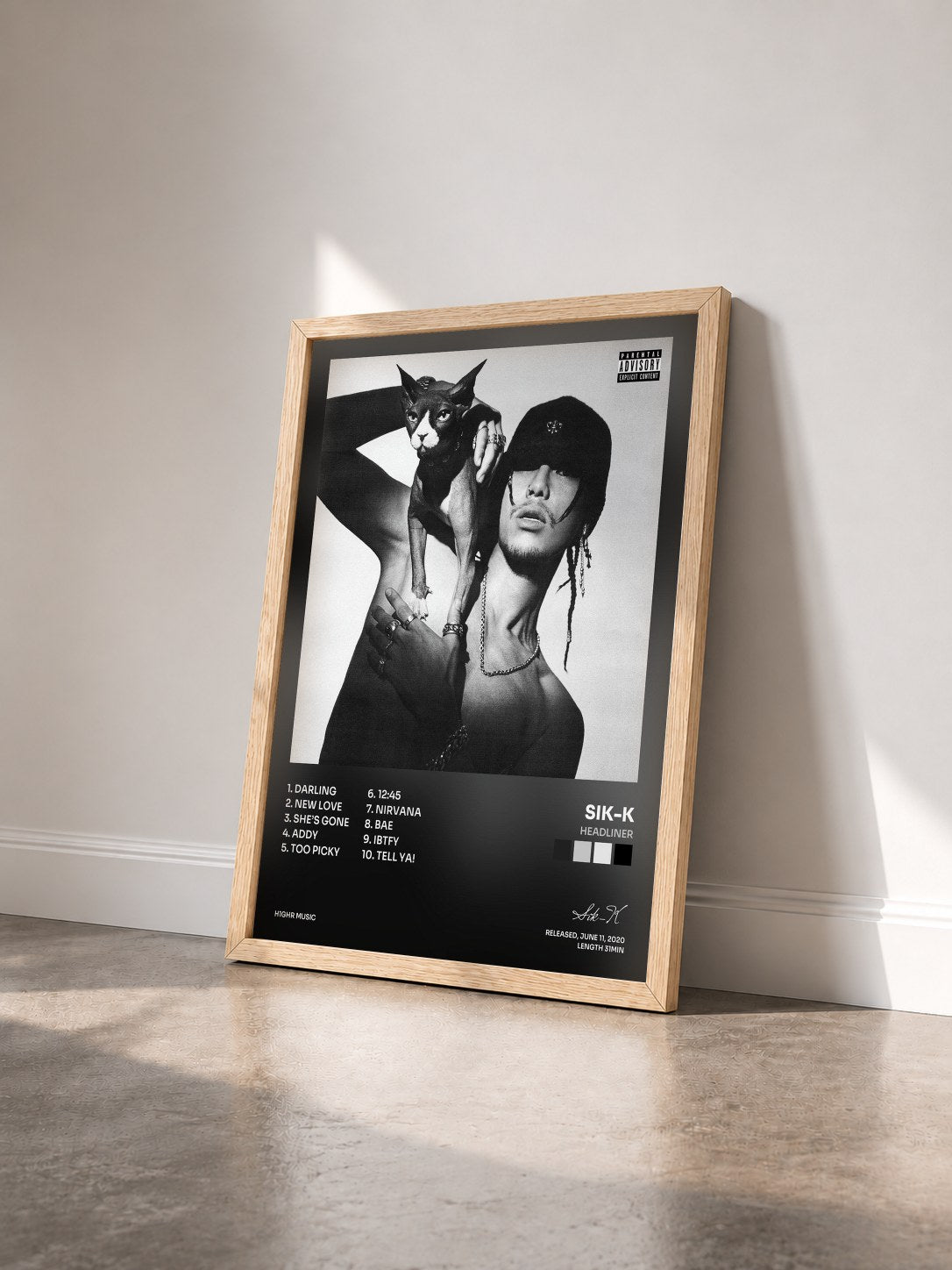 #bois Tableau de l'album HEADLINER de Sik-K vu de trois quarts, cadre en bois brut