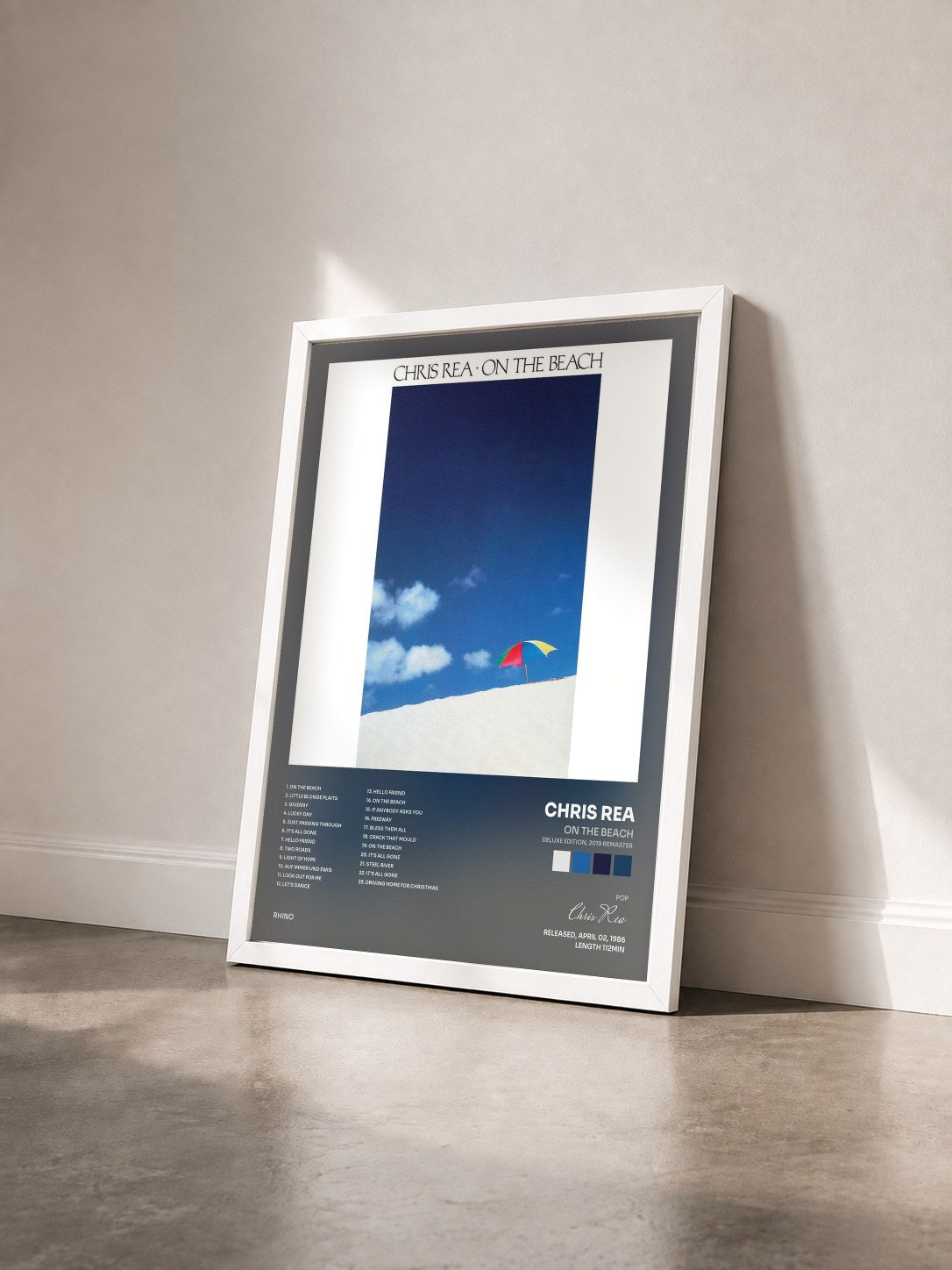 #blanc Tableau de l'album On the Beach (Deluxe Edition, 2019 Remaster) de Chris Rea vu de trois quarts, cadre blanc