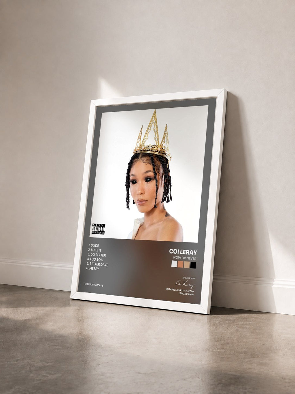 #blanc Tableau de l'album Now or Never de Coi Leray vu de trois quarts, cadre blanc