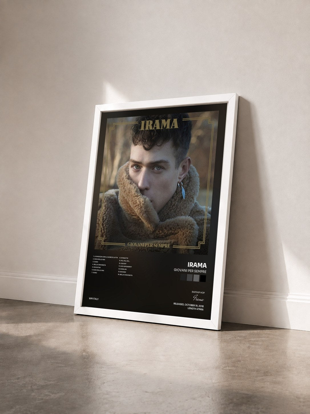 #blanc Tableau de l'album Giovani per sempre de Irama vu de trois quarts, cadre blanc