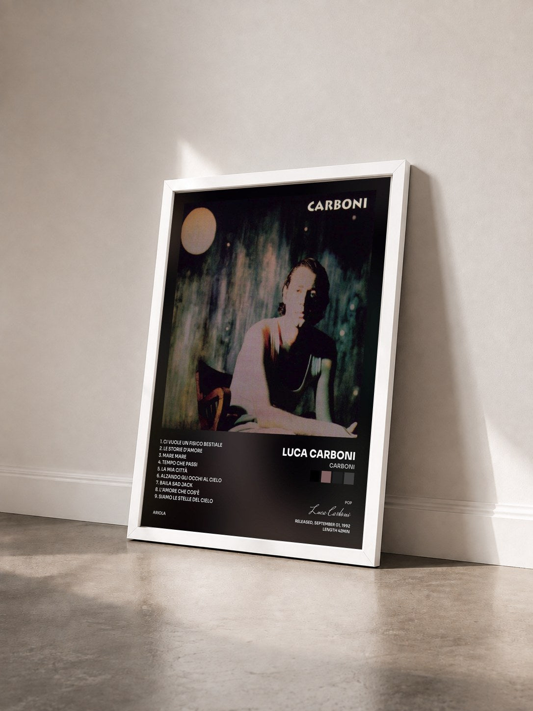 #blanc Tableau de l'album Carboni de Luca Carboni vu de trois quarts, cadre blanc