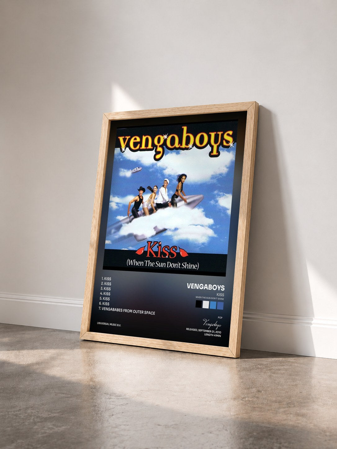 #bois Tableau de l'album Kiss (When The Sun Don't Shine) de Vengaboys vu de trois quarts, cadre en bois brut