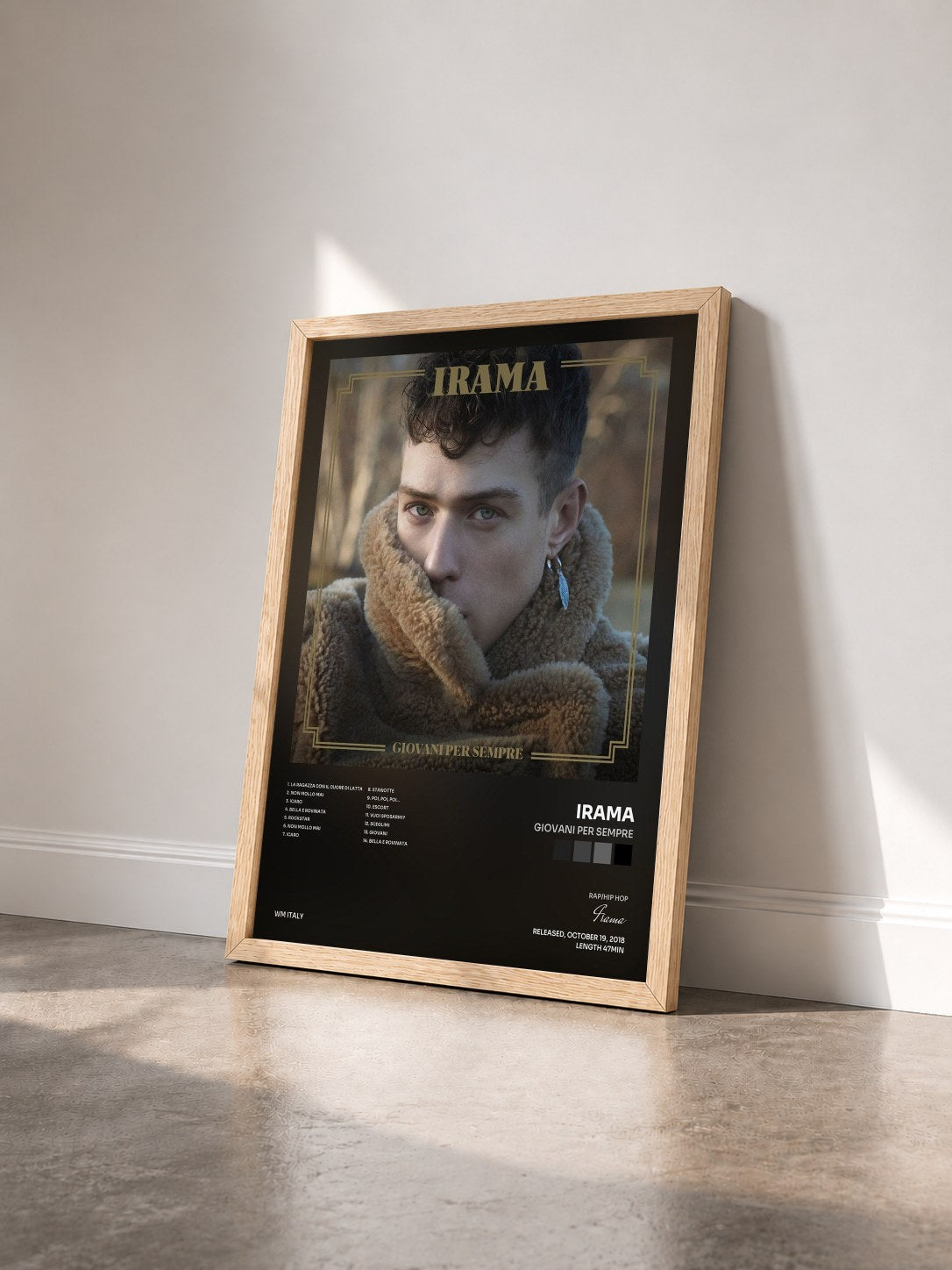 #bois Tableau de l'album Giovani per sempre de Irama vu de trois quarts, cadre en bois brut