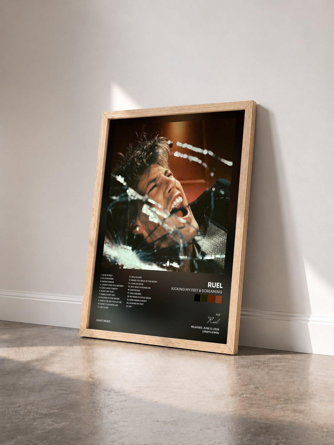#bois Tableau de l'album Kicking My Feet & Screaming de Ruel vu de trois quarts, cadre en bois brut