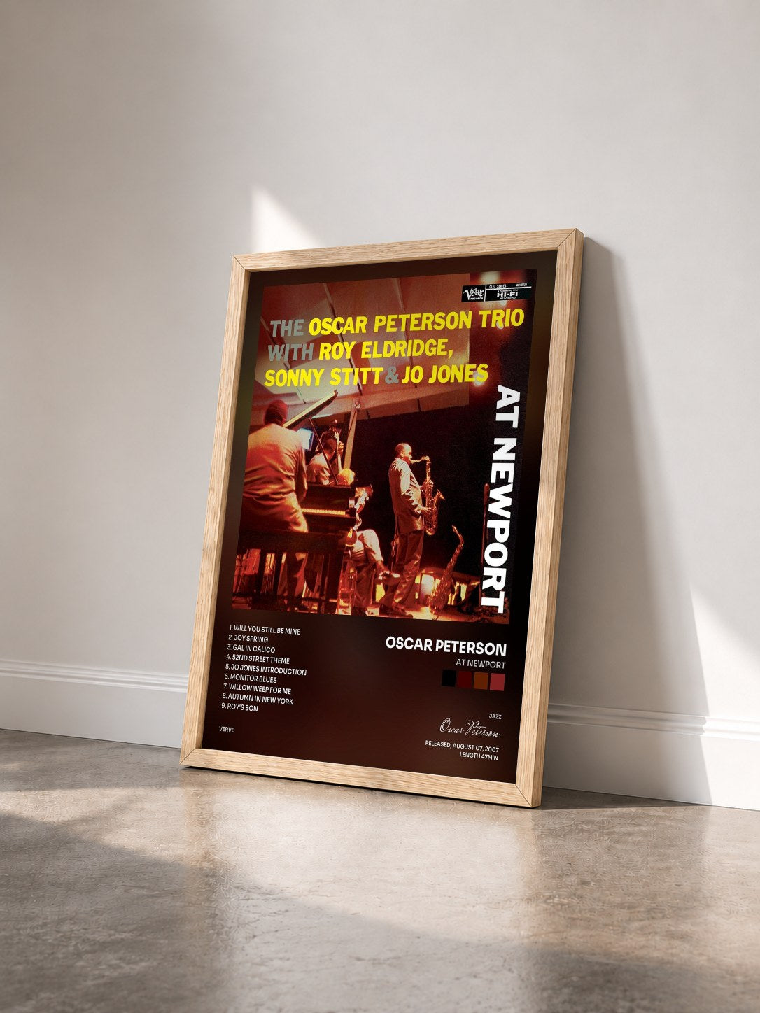 #bois Tableau de l'album At Newport de Oscar Peterson vu de trois quarts, cadre en bois brut