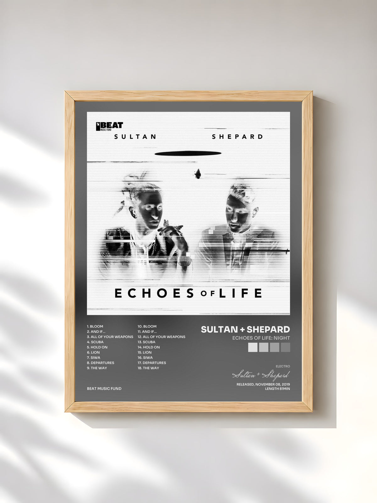 #bois Tableau de l'album Echoes Of Life: Night de Sultan + Shepard, cadre en bois brut, imprimé et encadré en France