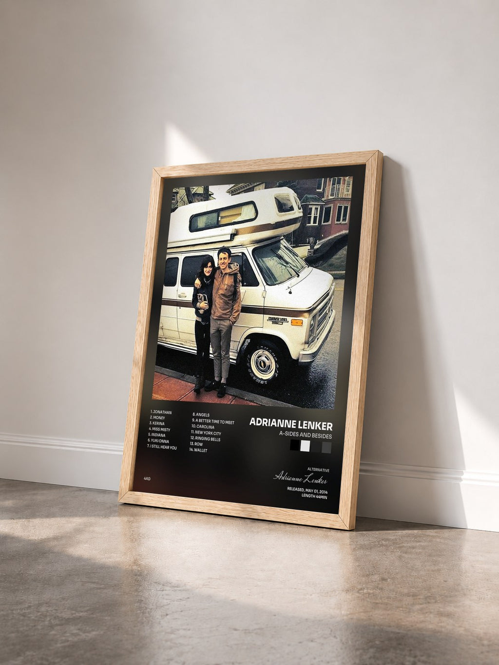 #bois Tableau de l'album a-sides and besides de Adrianne Lenker vu de trois quarts, cadre en bois brut