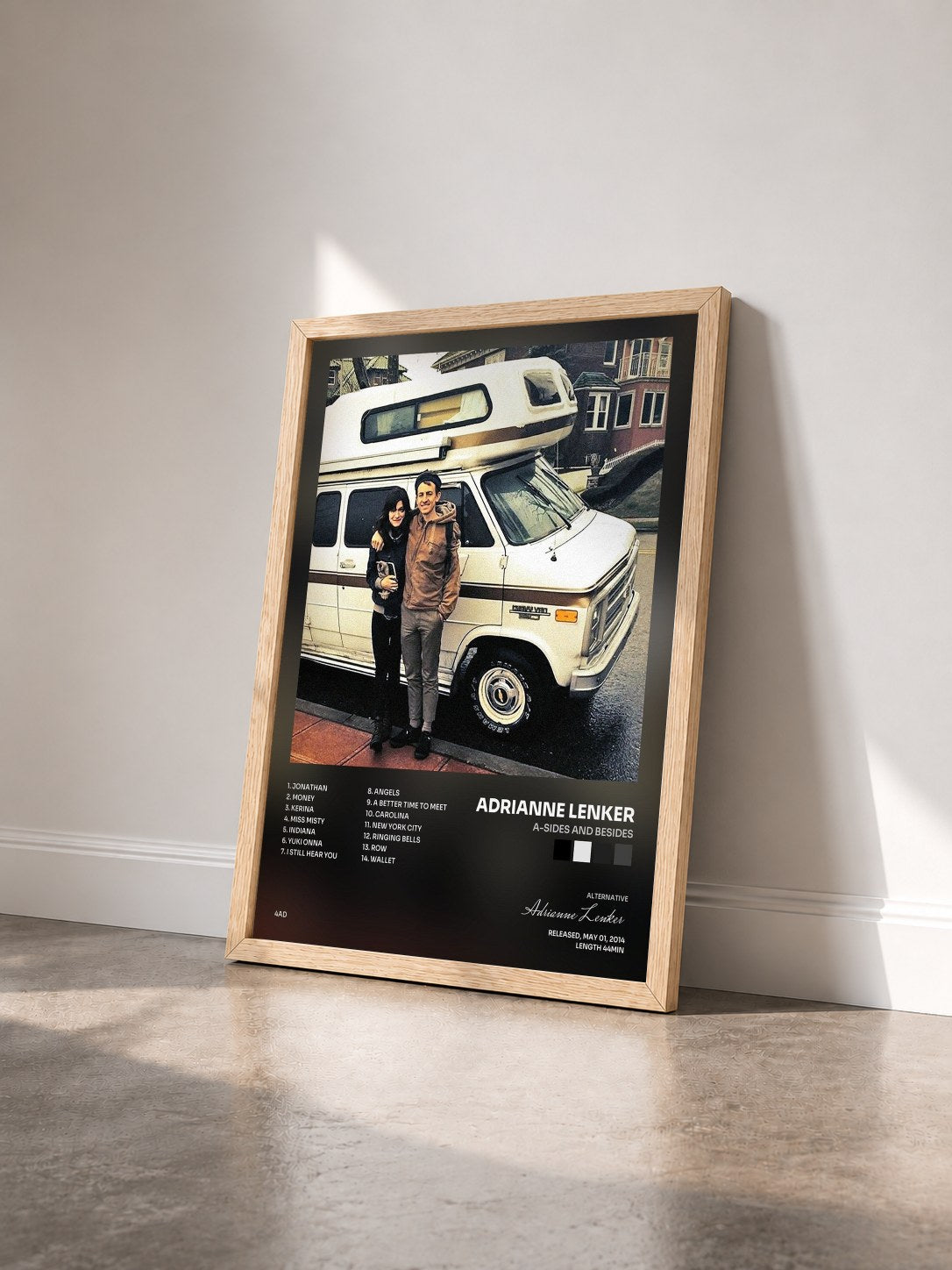 #bois Tableau de l'album a-sides and besides de Adrianne Lenker vu de trois quarts, cadre en bois brut