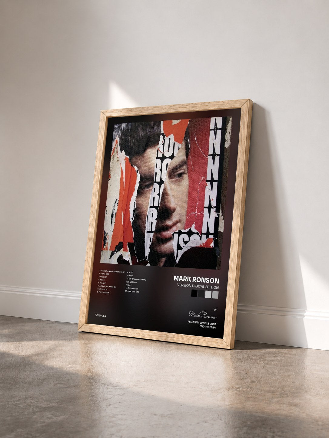 #bois Tableau de l'album Version Digital Edition de Mark Ronson vu de trois quarts, cadre en bois brut