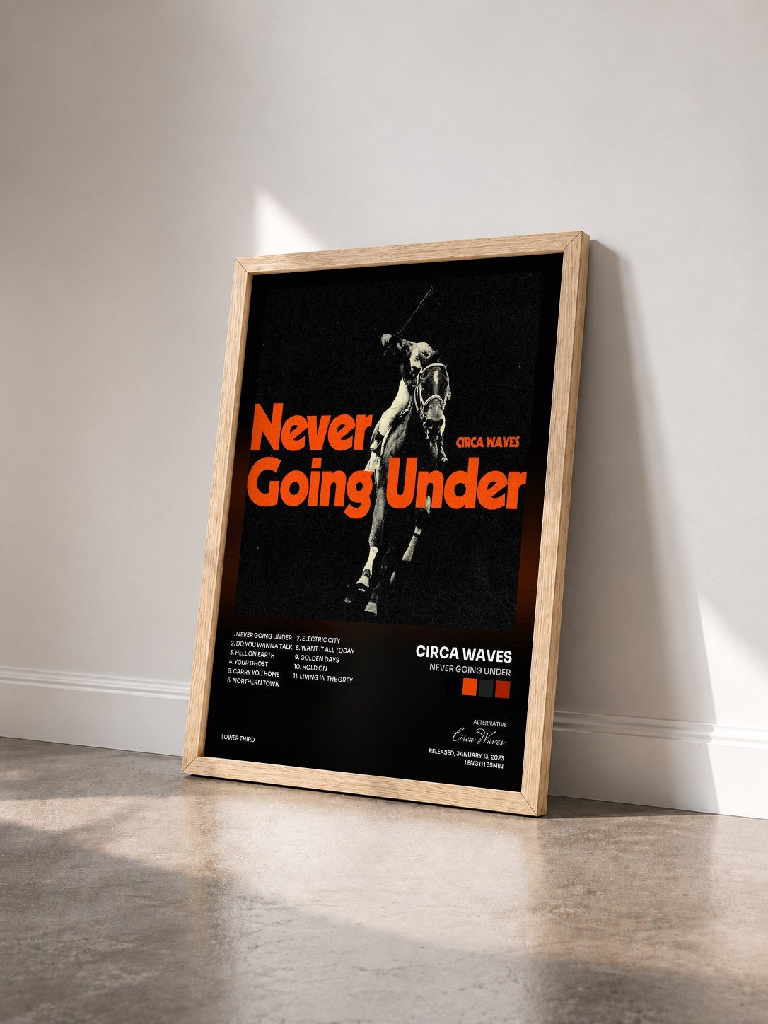 #bois Tableau de l'album Never Going Under de Circa Waves vu de trois quarts, cadre en bois brut