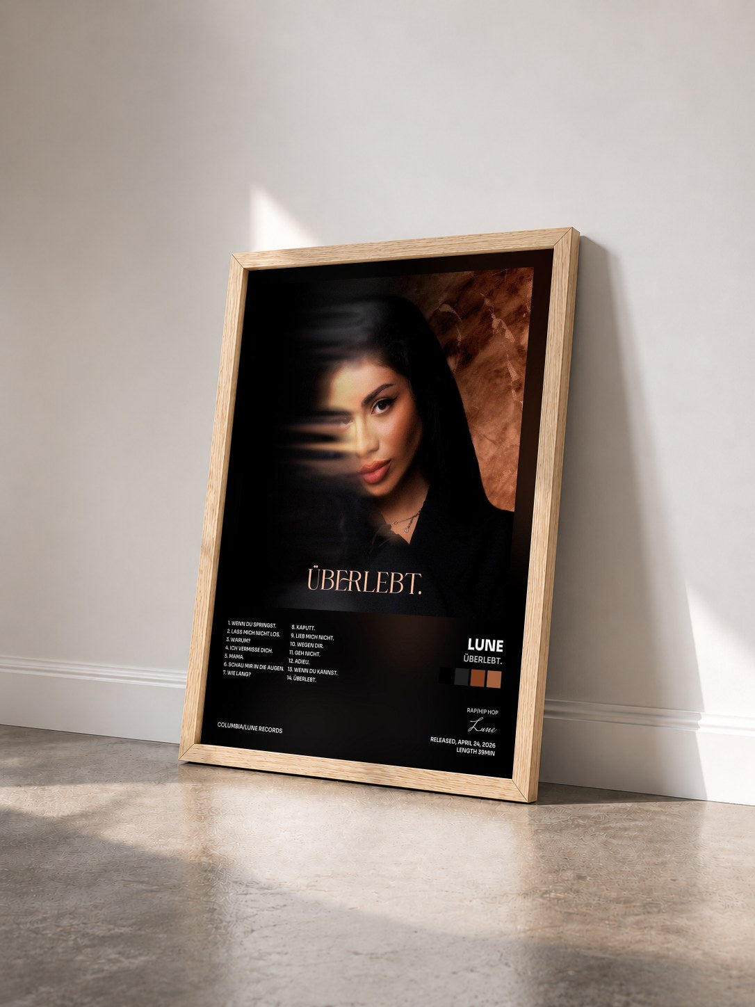 #bois Tableau de l'album ÜBERLEBT. de Lune vu de trois quarts, cadre en bois brut