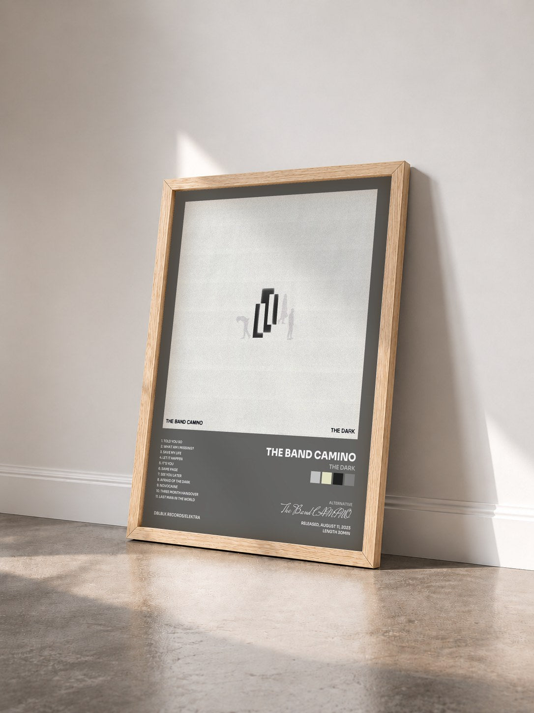 #bois Tableau de l'album The Dark de The Band CAMINO vu de trois quarts, cadre en bois brut
