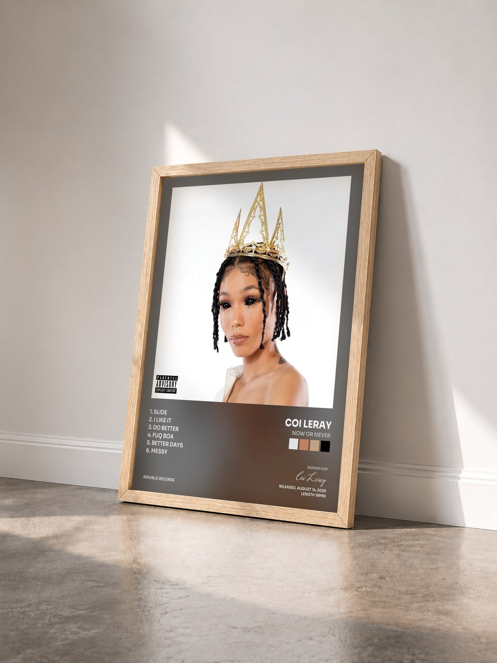 #bois Tableau de l'album Now or Never de Coi Leray vu de trois quarts, cadre en bois brut