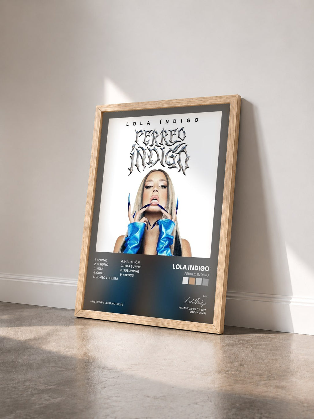 #bois Tableau de l'album Perreo Indigo de Lola Indigo vu de trois quarts, cadre en bois brut