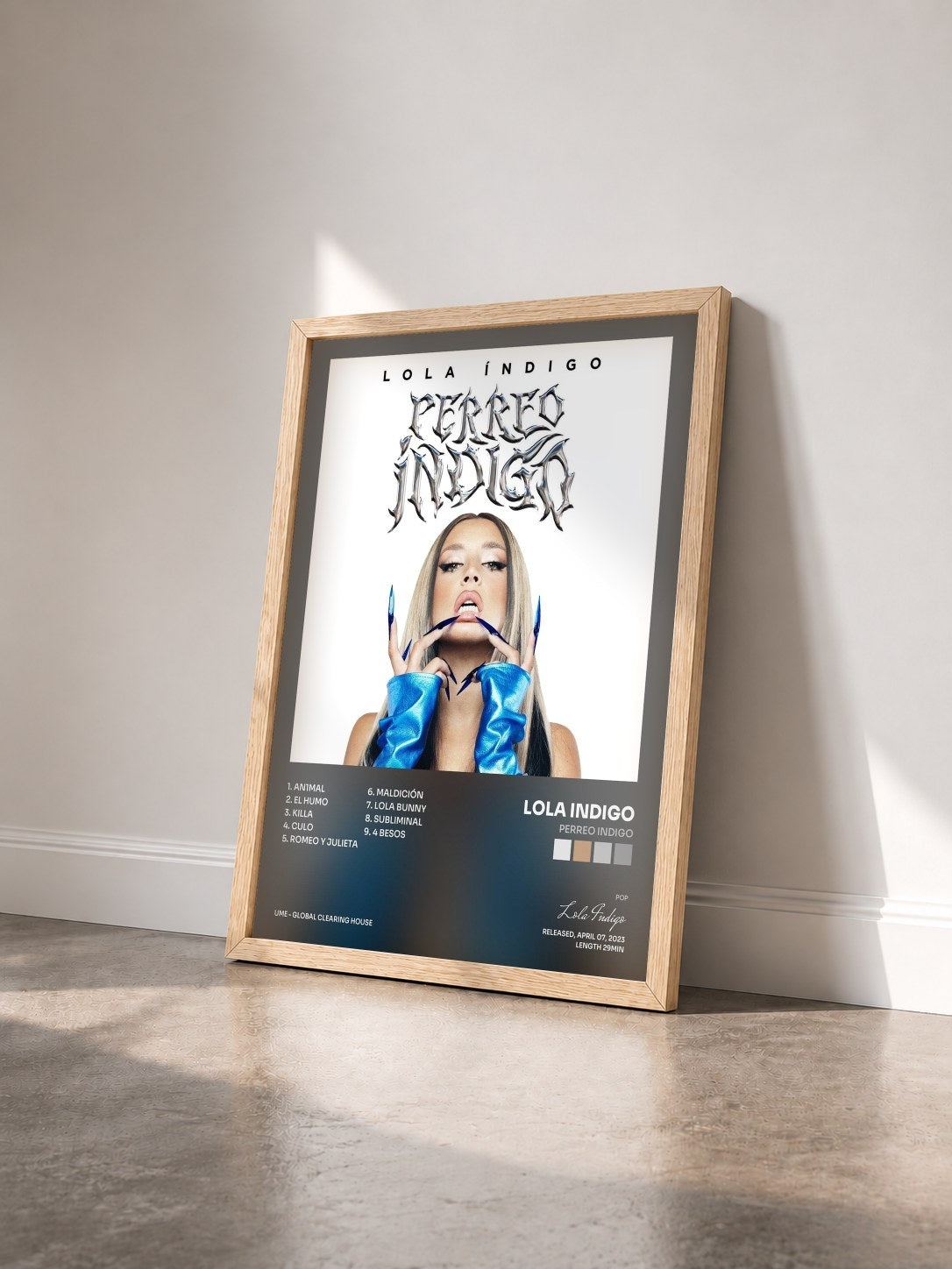 #bois Tableau de l'album Perreo Indigo de Lola Indigo vu de trois quarts, cadre en bois brut