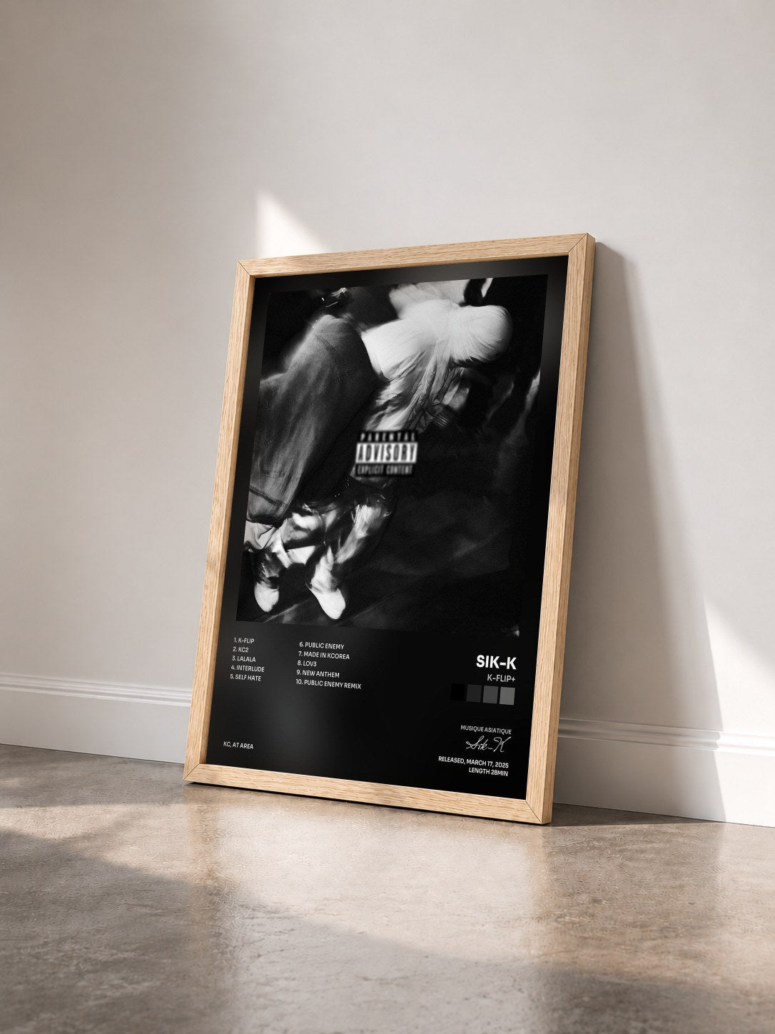 #bois Tableau de l'album K-FLIP+ de Sik-K vu de trois quarts, cadre en bois brut