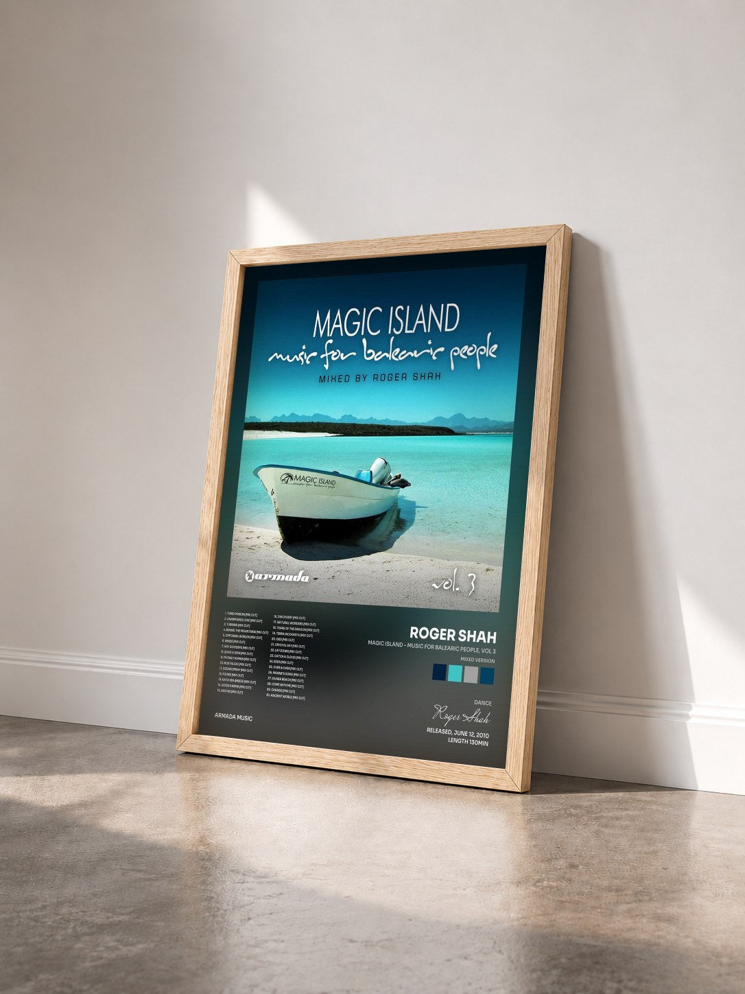 #bois Tableau de l'album Magic Island - Music For Balearic People, Vol 3 (Mixed Version) de Roger Shah vu de trois quarts, cadre en bois brut