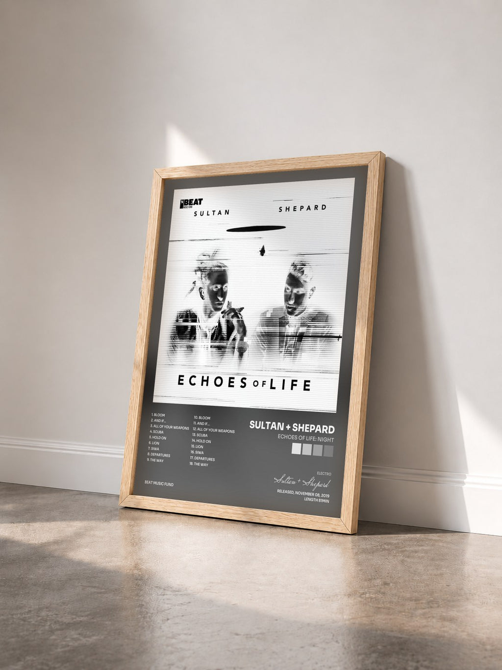 #bois Tableau de l'album Echoes Of Life: Night de Sultan + Shepard vu de trois quarts, cadre en bois brut