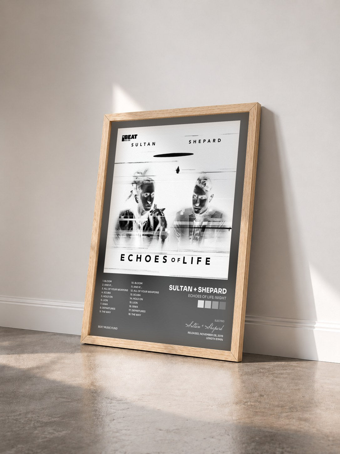 #bois Tableau de l'album Echoes Of Life: Night de Sultan + Shepard vu de trois quarts, cadre en bois brut