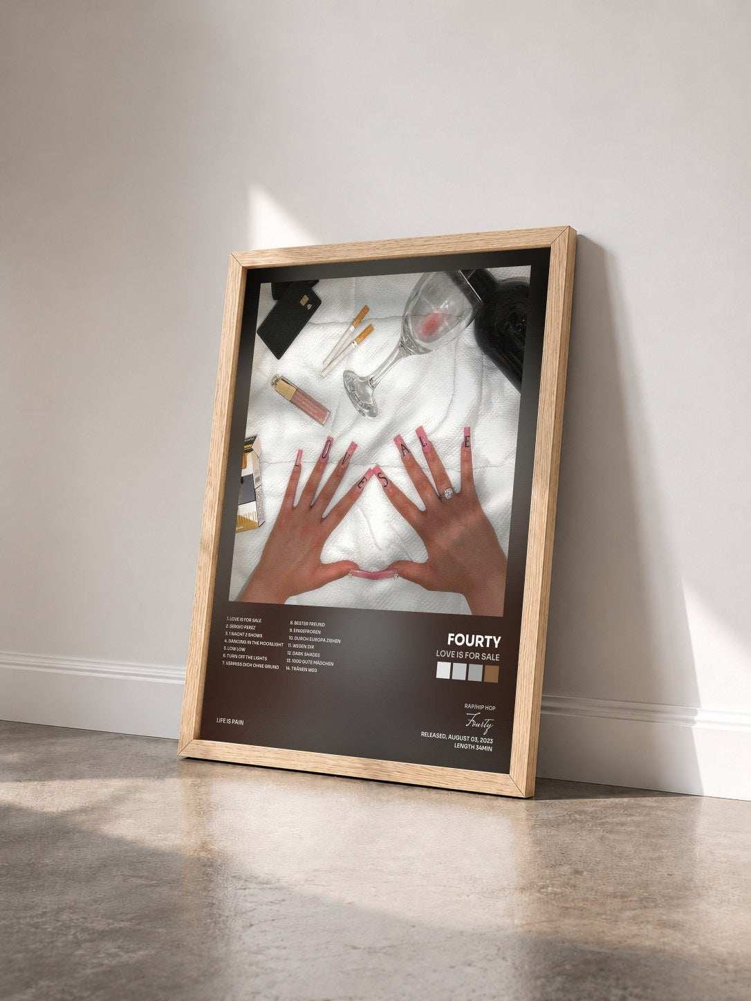 #bois Tableau de l'album LOVE IS FOR SALE de Fourty vu de trois quarts, cadre en bois brut