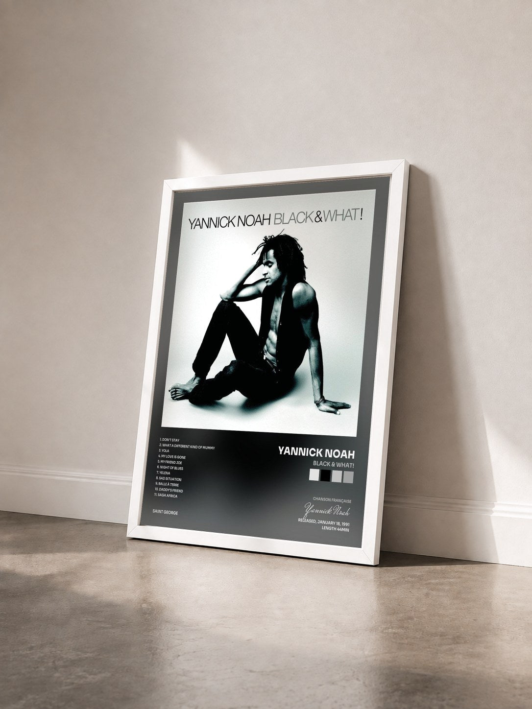 #blanc Tableau de l'album Black & What! de Yannick Noah vu de trois quarts, cadre blanc