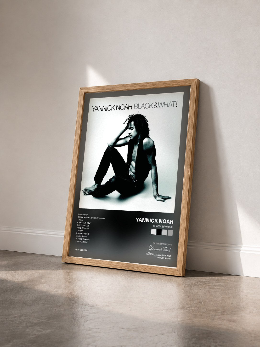 #bois Tableau de l'album Black & What! de Yannick Noah vu de trois quarts, cadre en bois brut