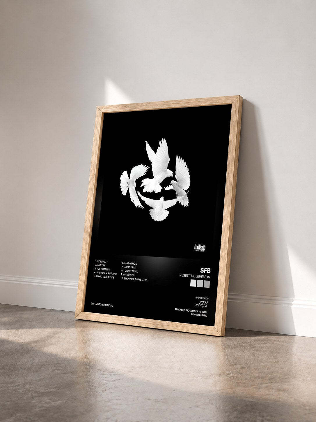 #bois Tableau de l'album Reset The Levels IV de SFB vu de trois quarts, cadre en bois brut