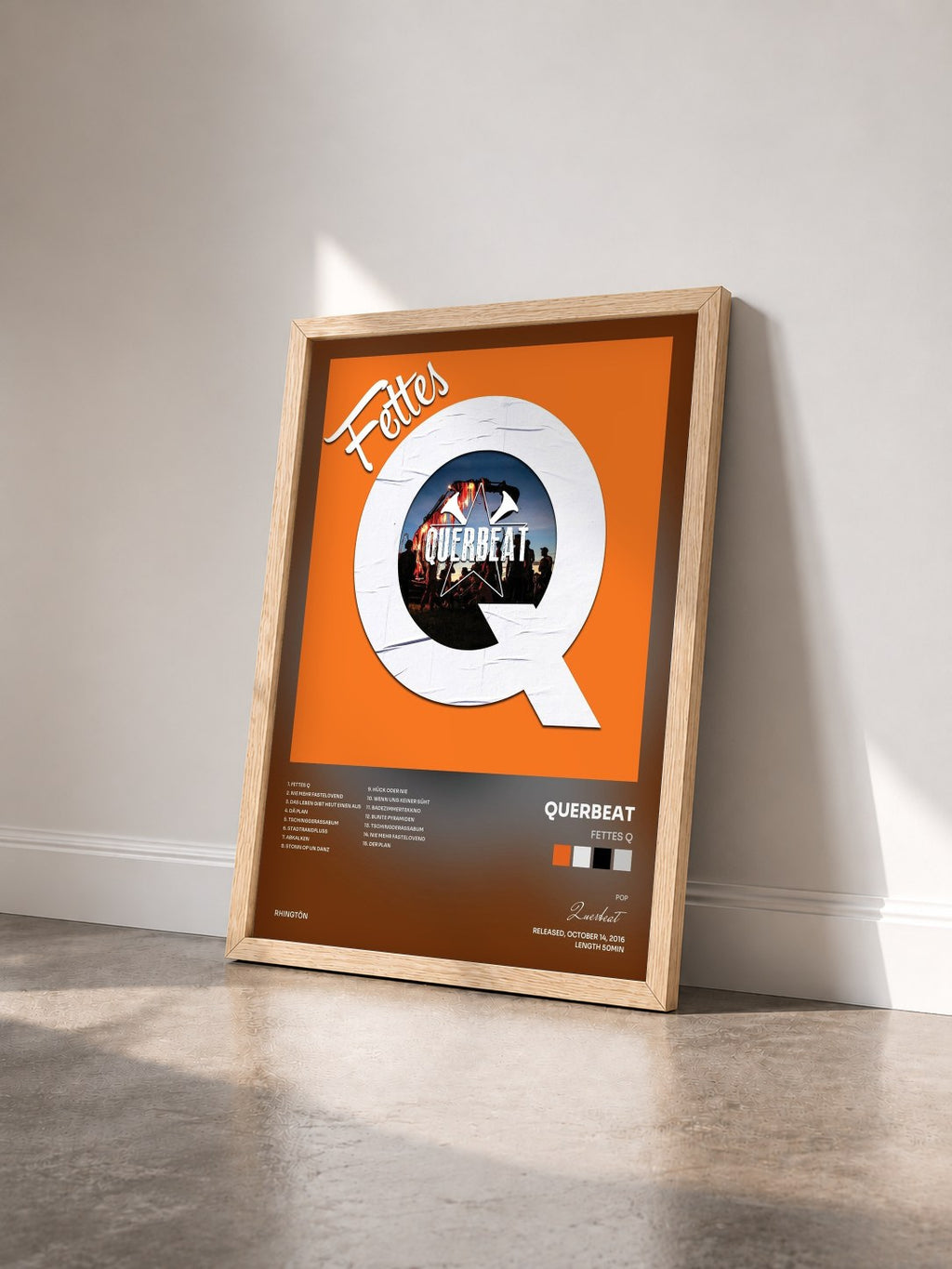 #bois Tableau de l'album Fettes Q de Querbeat vu de trois quarts, cadre en bois brut