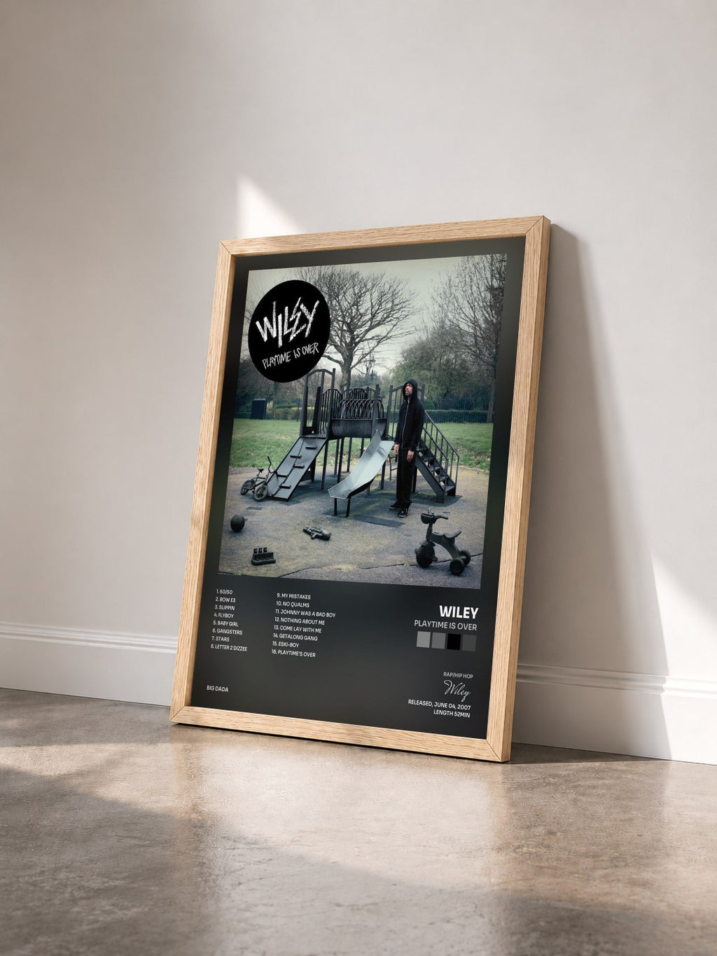 #bois Tableau de l'album Playtime Is Over de Wiley vu de trois quarts, cadre en bois brut