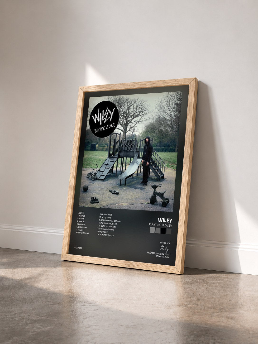 #bois Tableau de l'album Playtime Is Over de Wiley vu de trois quarts, cadre en bois brut