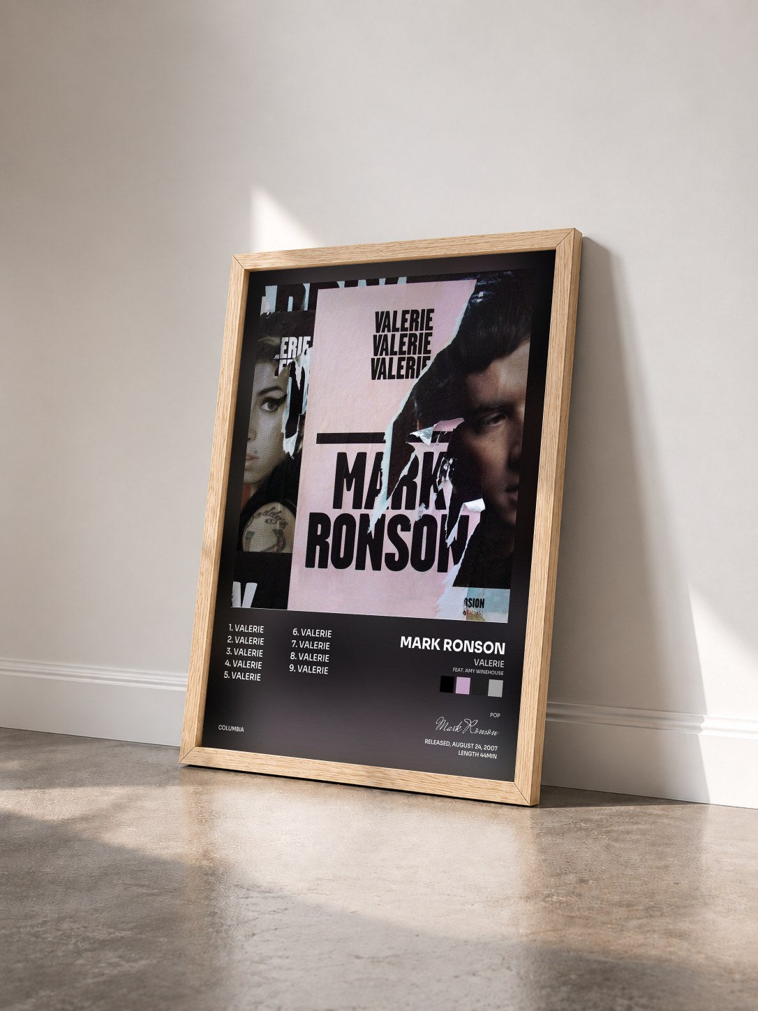 #bois Tableau de l'album Valerie (feat. Amy Winehouse) de Mark Ronson vu de trois quarts, cadre en bois brut