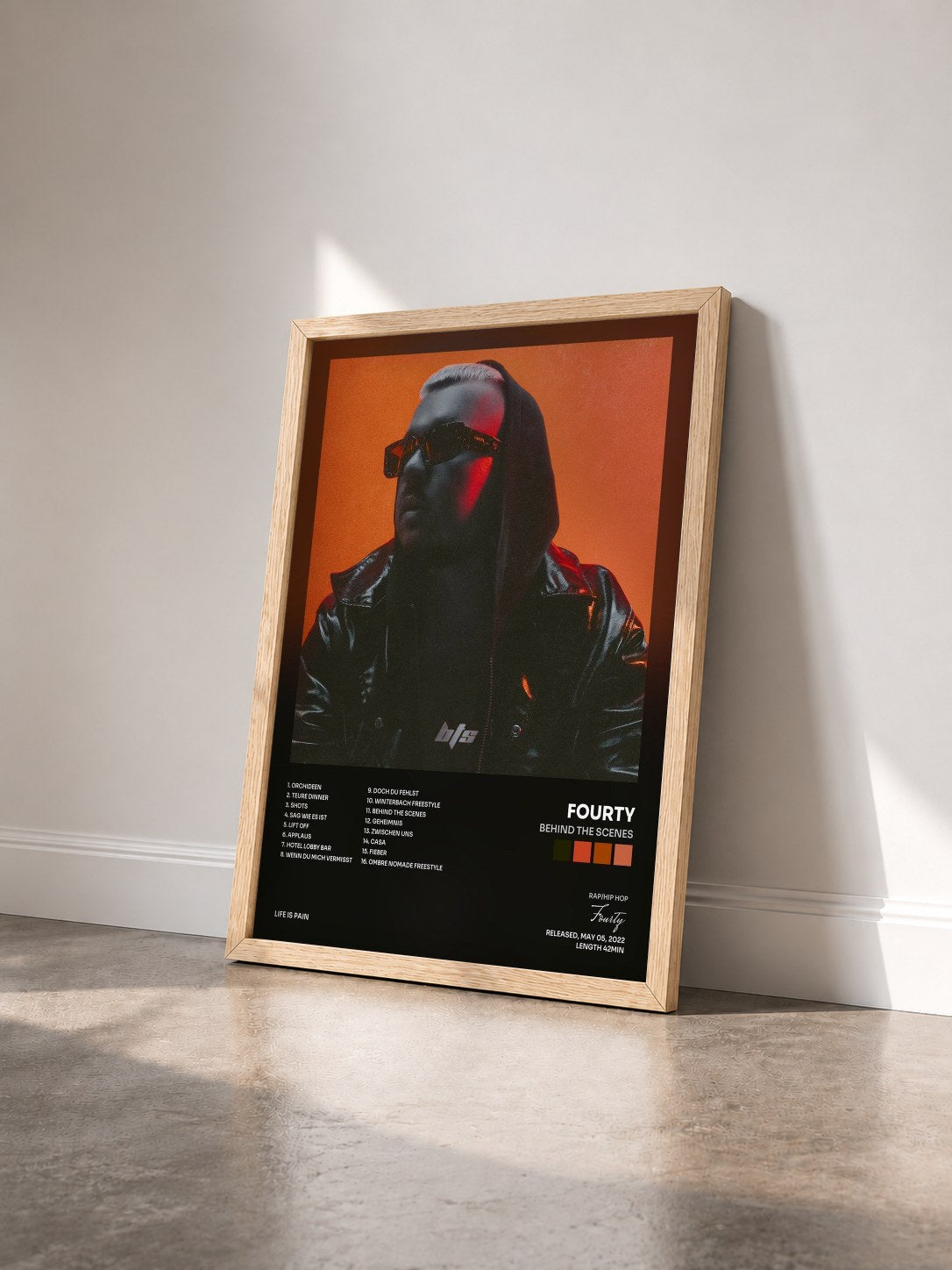 #bois Tableau de l'album BEHIND THE SCENES de Fourty vu de trois quarts, cadre en bois brut