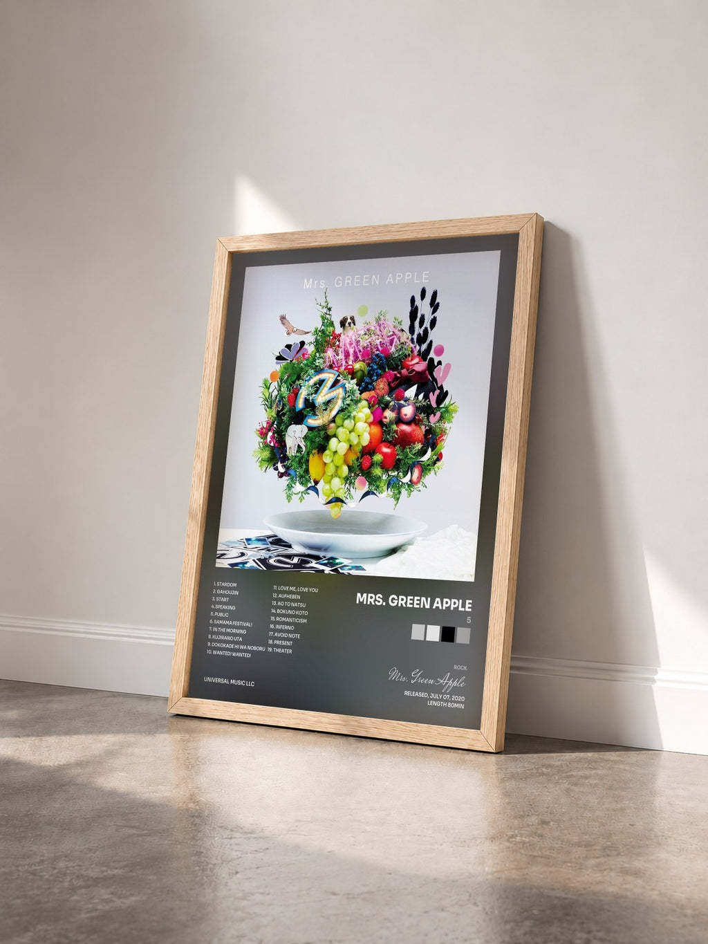 #bois Tableau de l'album 5 de Mrs. Green Apple vu de trois quarts, cadre en bois brut