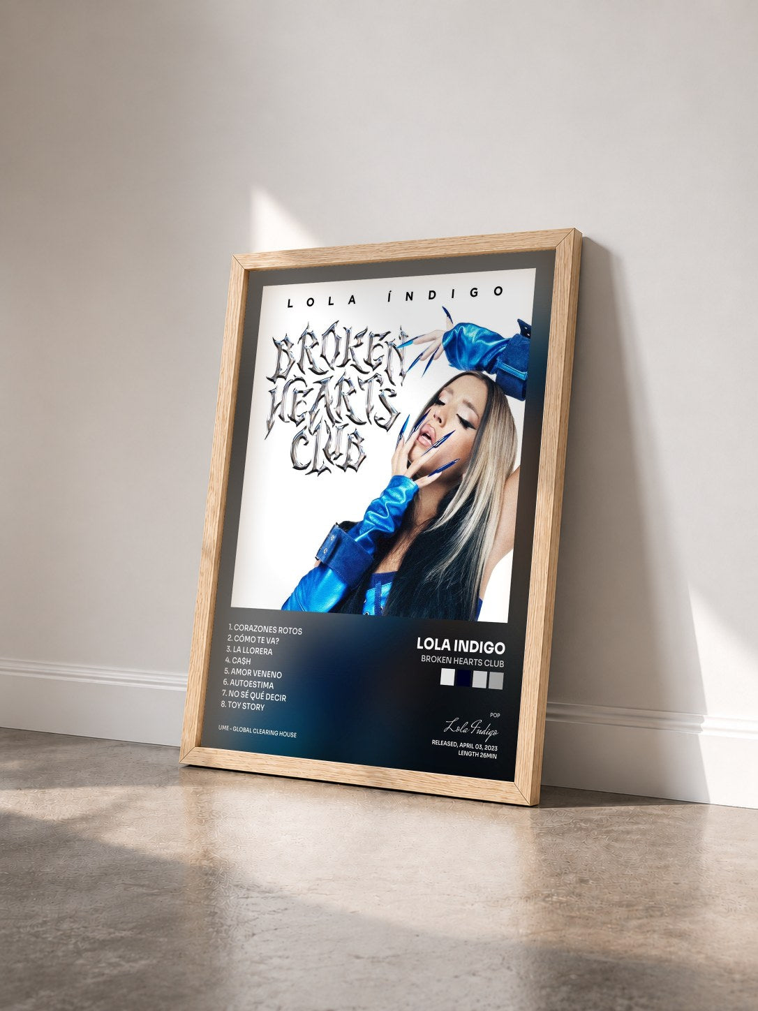 #bois Tableau de l'album Broken Hearts Club de Lola Indigo vu de trois quarts, cadre en bois brut