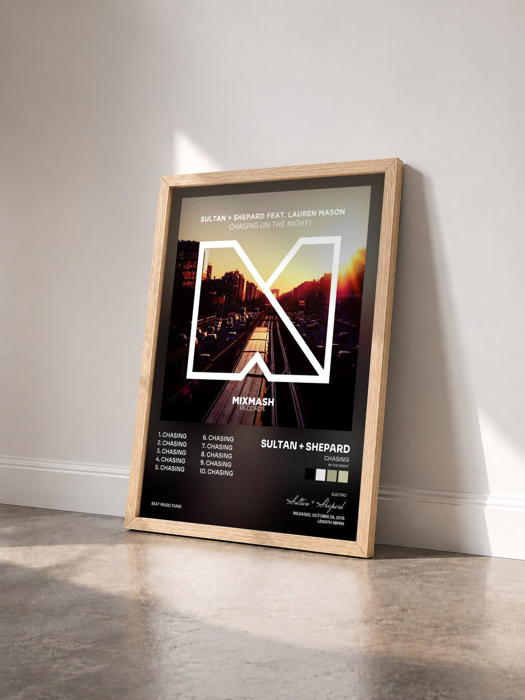 #bois Tableau de l'album Chasing (In The Night) de Sultan + Shepard vu de trois quarts, cadre en bois brut