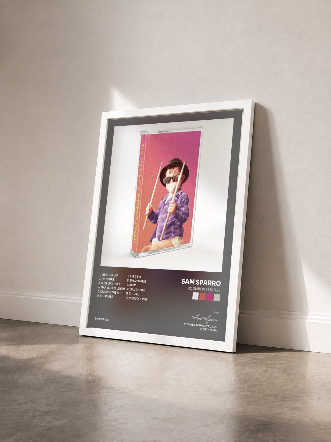 #blanc Tableau de l'album Boombox Eternal de Sam Sparro vu de trois quarts, cadre blanc
