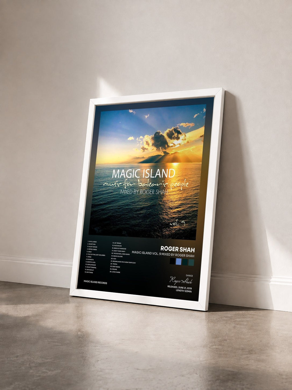 #blanc Tableau de l'album Magic Island Vol. 9 mixed by Roger Shah de Roger Shah vu de trois quarts, cadre blanc