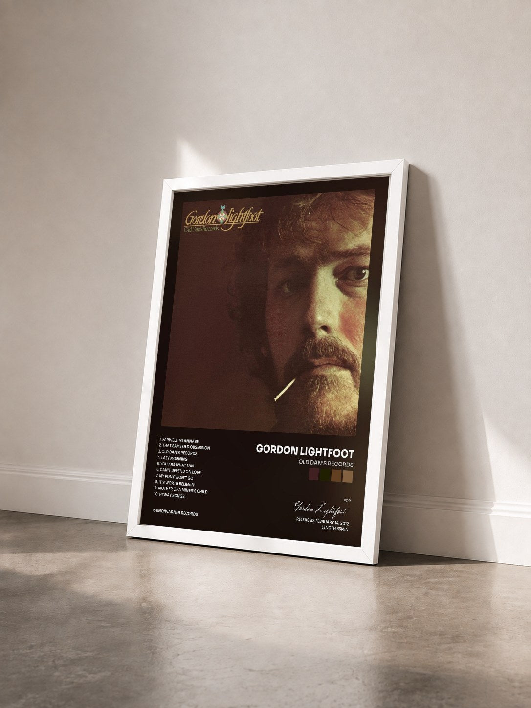 #blanc Tableau de l'album Old Dan's Records de Gordon Lightfoot vu de trois quarts, cadre blanc
