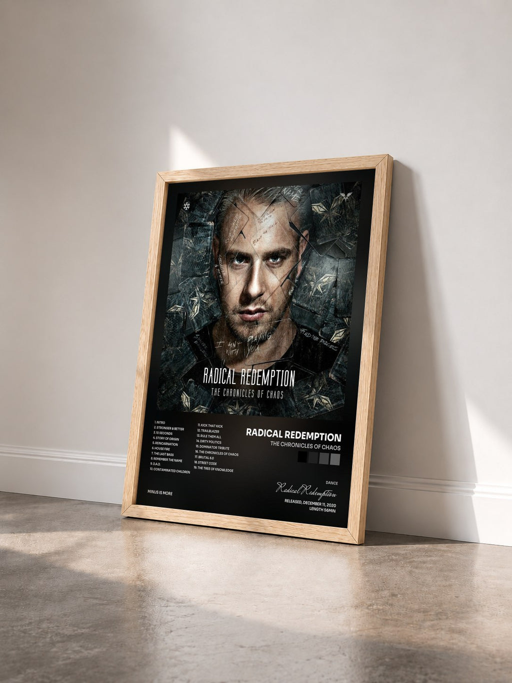#bois Tableau de l'album The Chronicles Of Chaos de Radical Redemption vu de trois quarts, cadre en bois brut