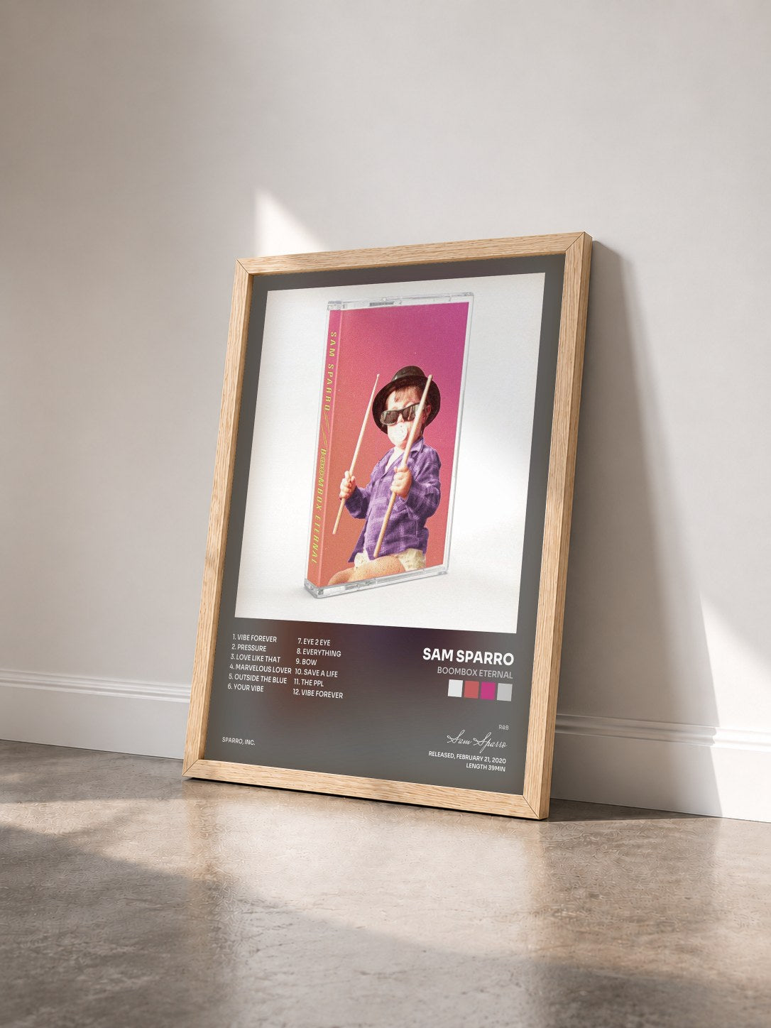 #bois Tableau de l'album Boombox Eternal de Sam Sparro vu de trois quarts, cadre en bois brut
