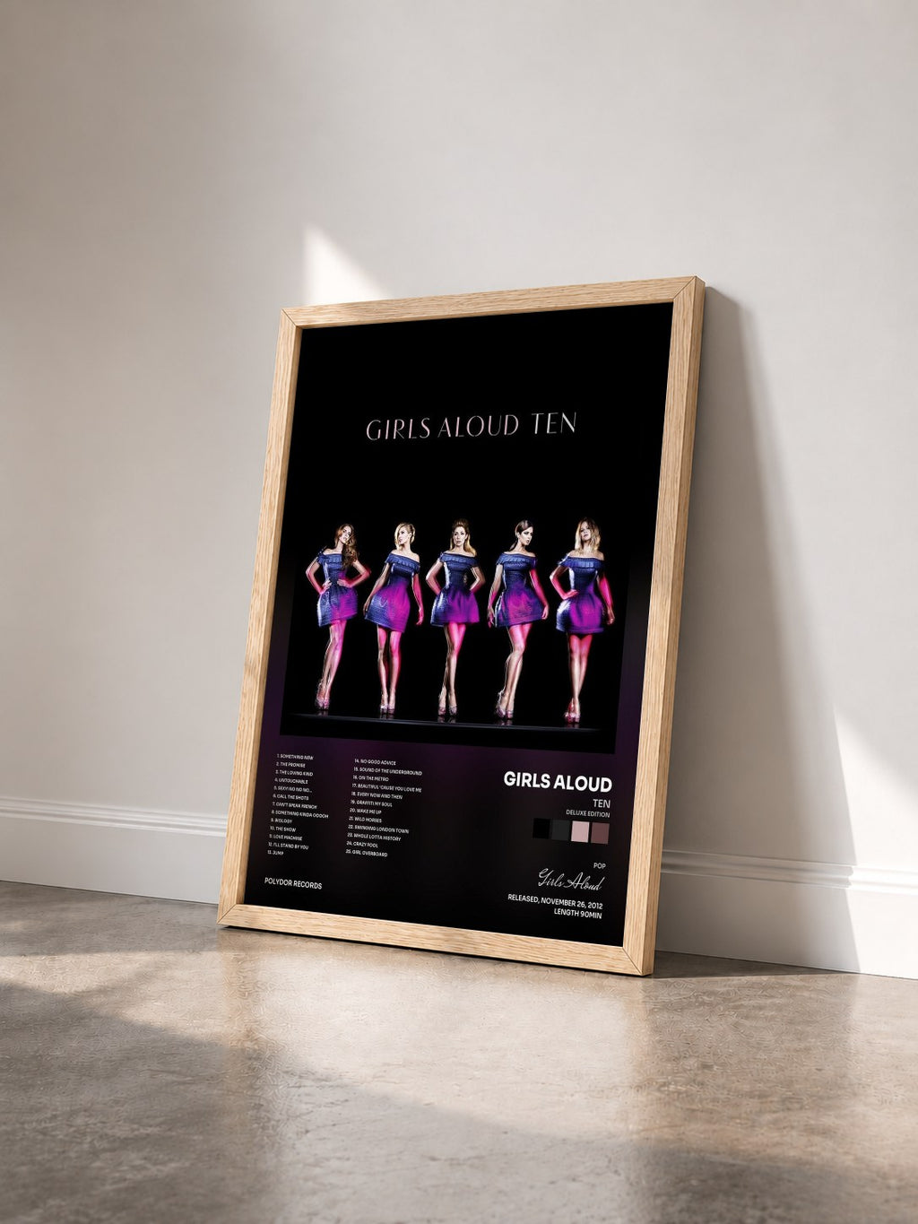 #bois Tableau de l'album Ten (Deluxe Edition) de Girls Aloud vu de trois quarts, cadre en bois brut
