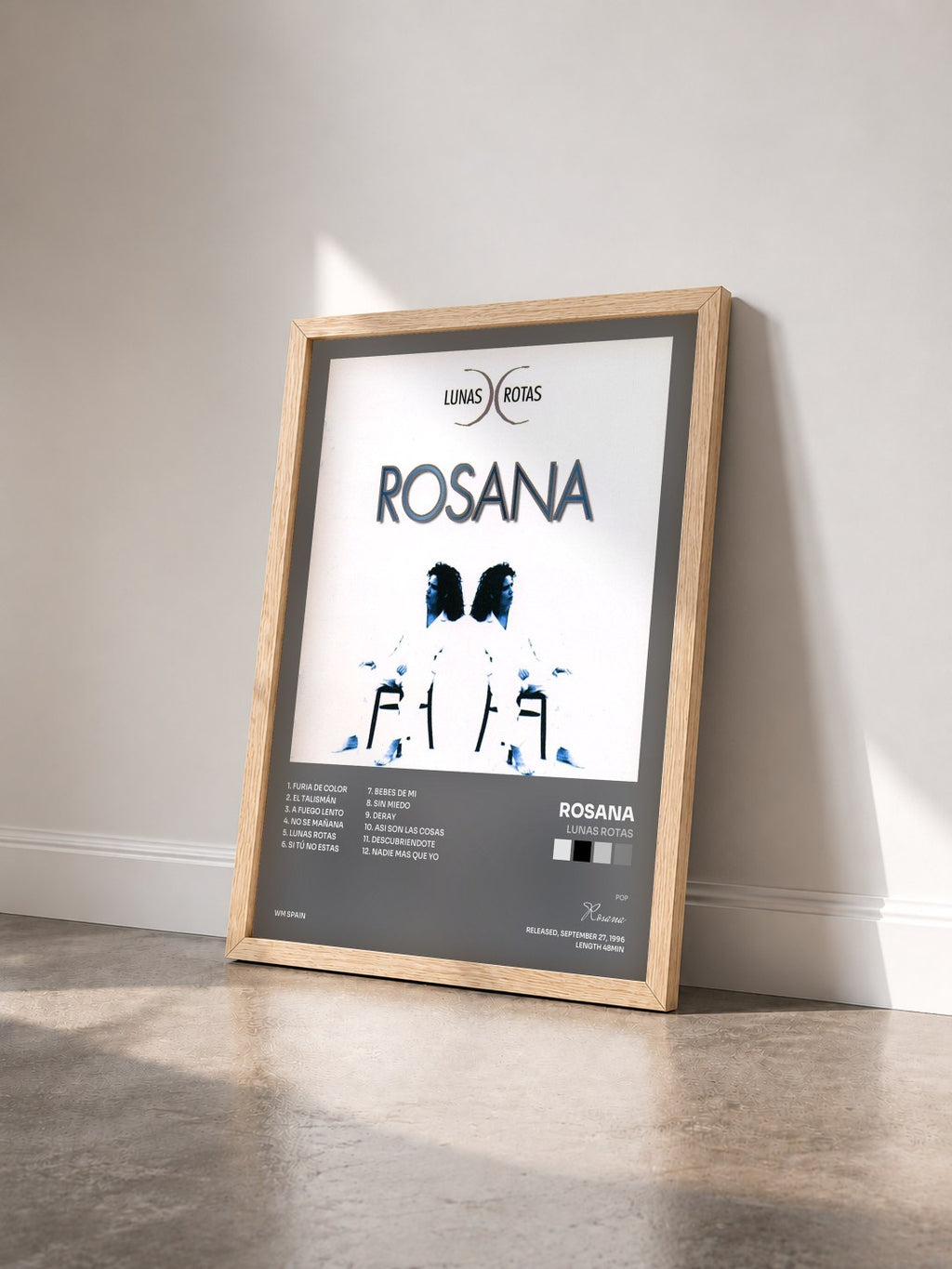 #bois Tableau de l'album Lunas Rotas de Rosana vu de trois quarts, cadre en bois brut