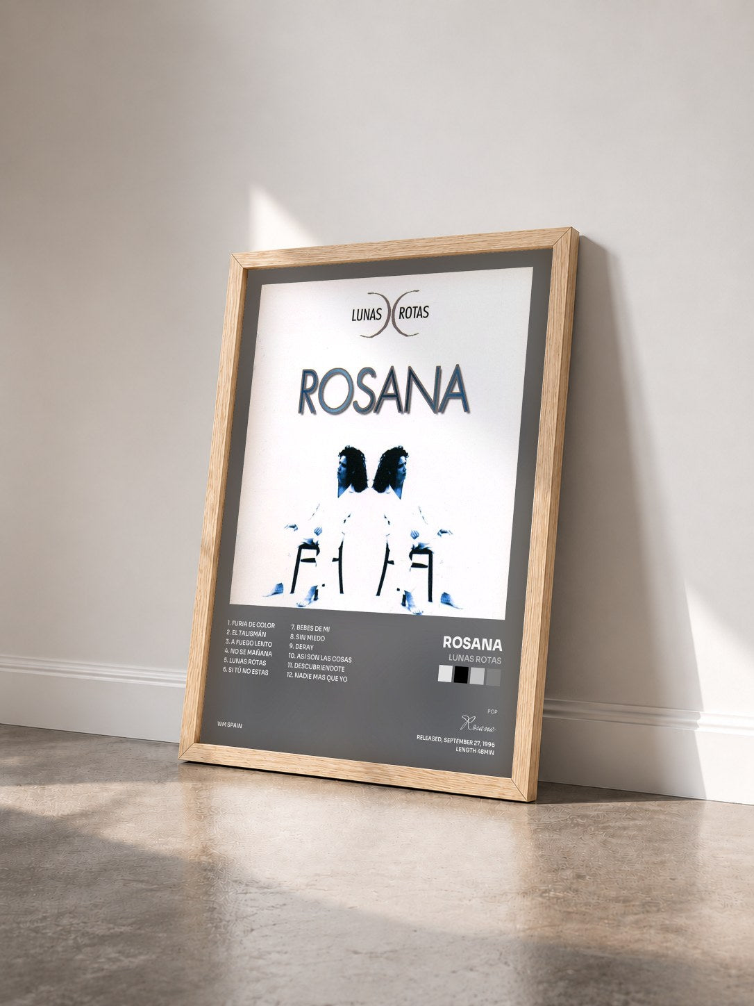 #bois Tableau de l'album Lunas Rotas de Rosana vu de trois quarts, cadre en bois brut