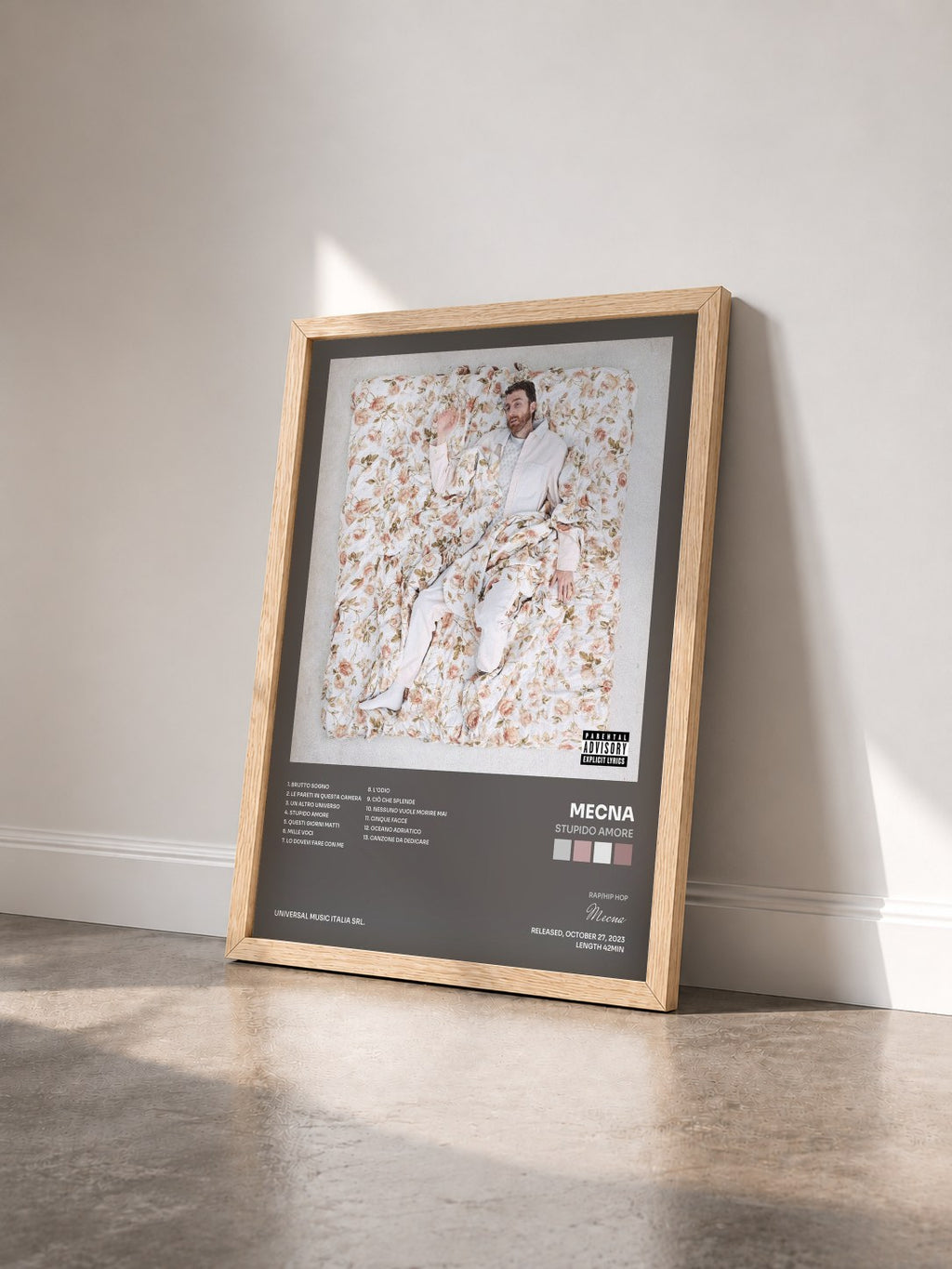 #bois Tableau de l'album Stupido Amore de Mecna vu de trois quarts, cadre en bois brut