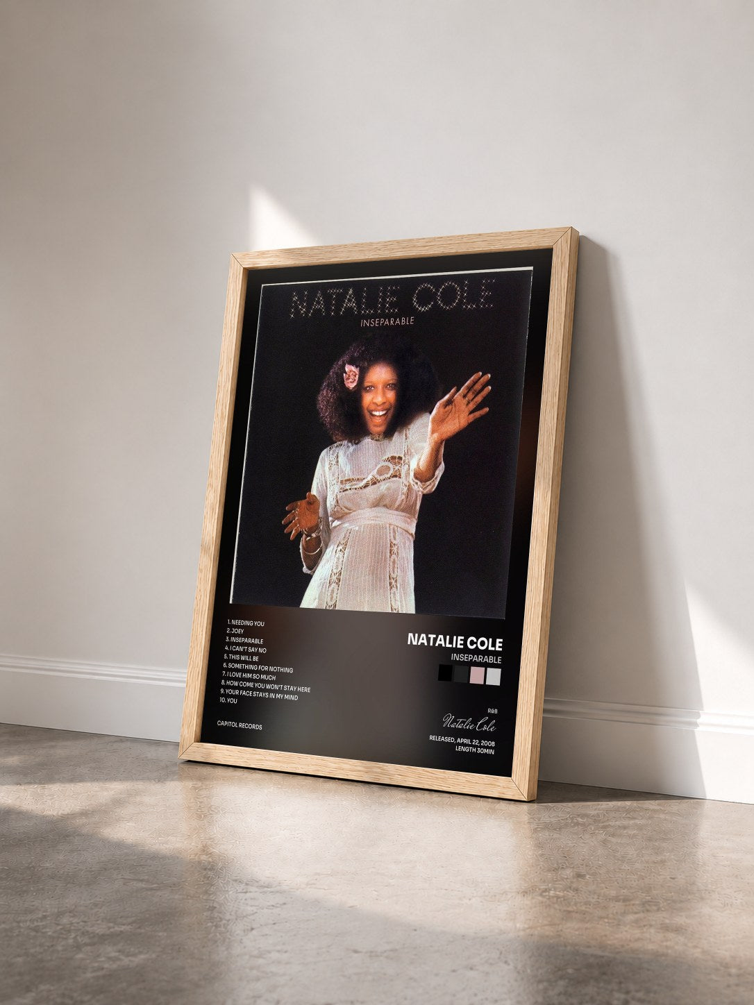 #bois Tableau de l'album Inseparable de Natalie Cole vu de trois quarts, cadre en bois brut